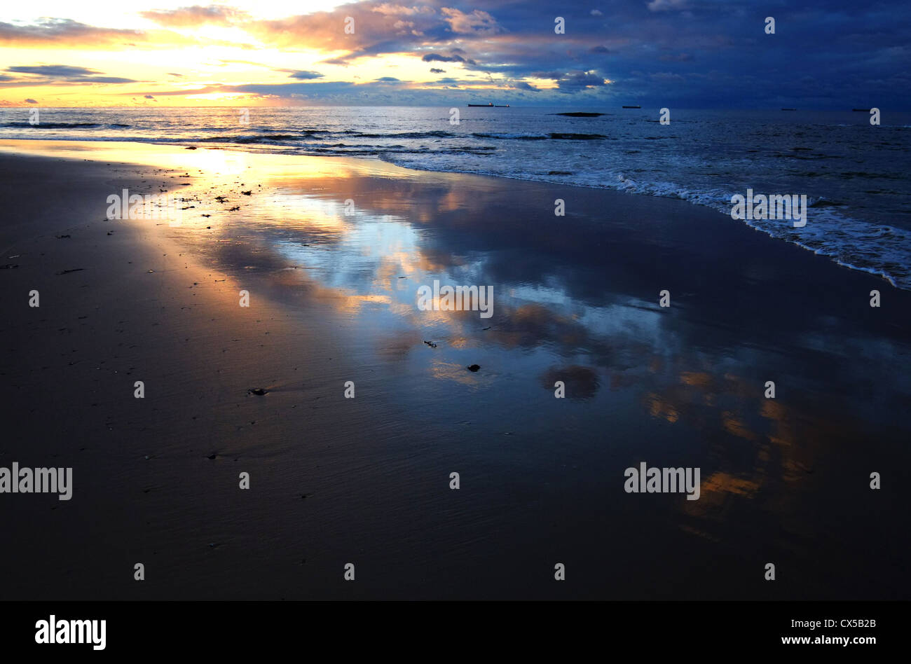 Sunrise riflessioni, Corrimal beach, NSW Australia Foto Stock