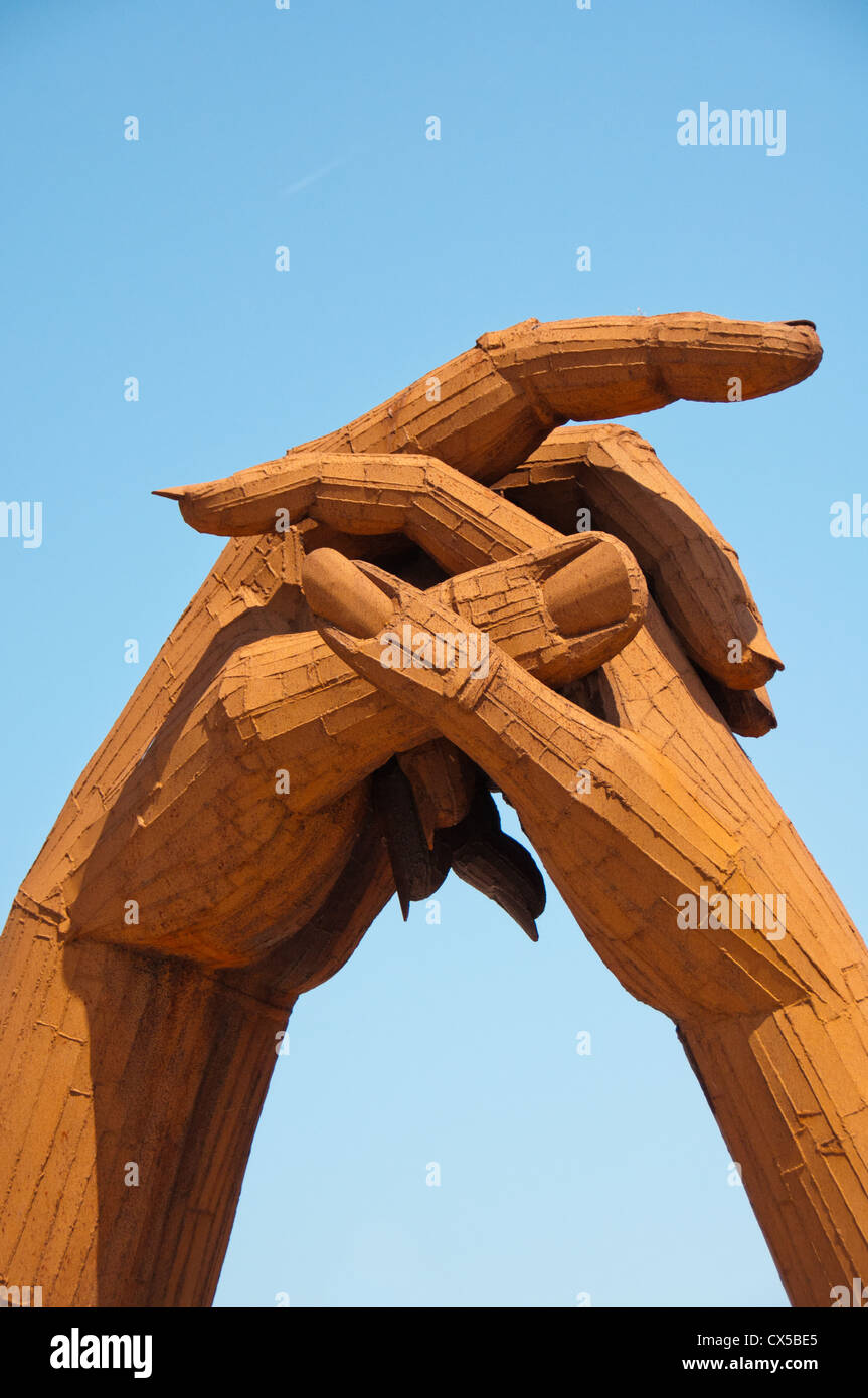 Stringendo le mani statua, Gretna Green, Scozia. Il simbolo del matrimonio unità presso il vecchio negozio di fabbro ferraio eloping dove le coppie sono wed Foto Stock