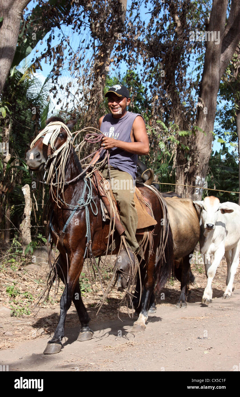 Farmworker locale a cavallo sull'isola vulcanica di Ometepe nel lago di Nicaragua, America Centrale Foto Stock
