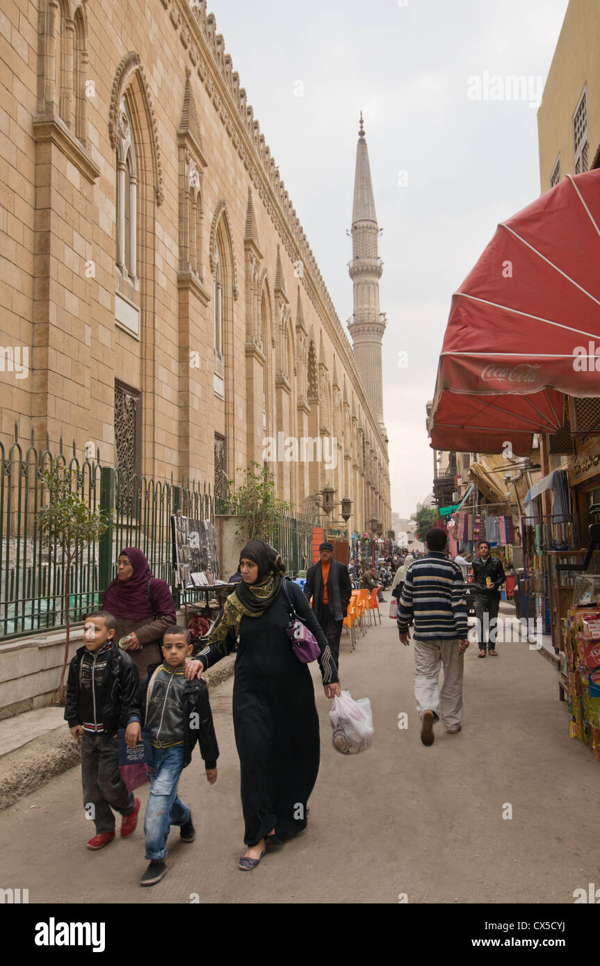 Al Hussein Moschea, presso l'entrata di Khan El Khalili Vecchio Cairo Egitto Foto Stock