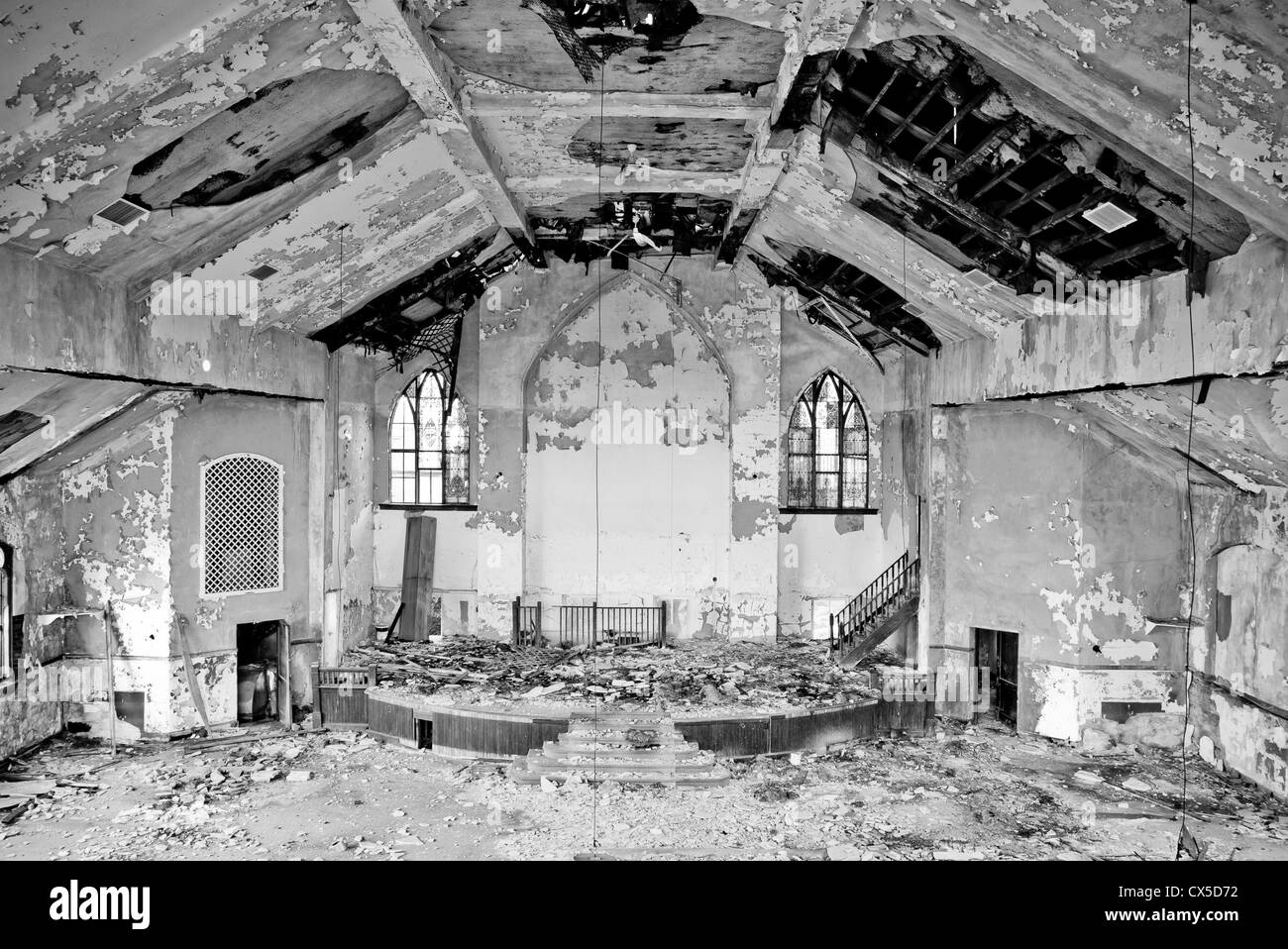 Ampio angolo di visione di una chiesa abbandonata in Detroit Michigan. La vernice è peeling e pareti sbriciolare in bianco e nero. Foto Stock