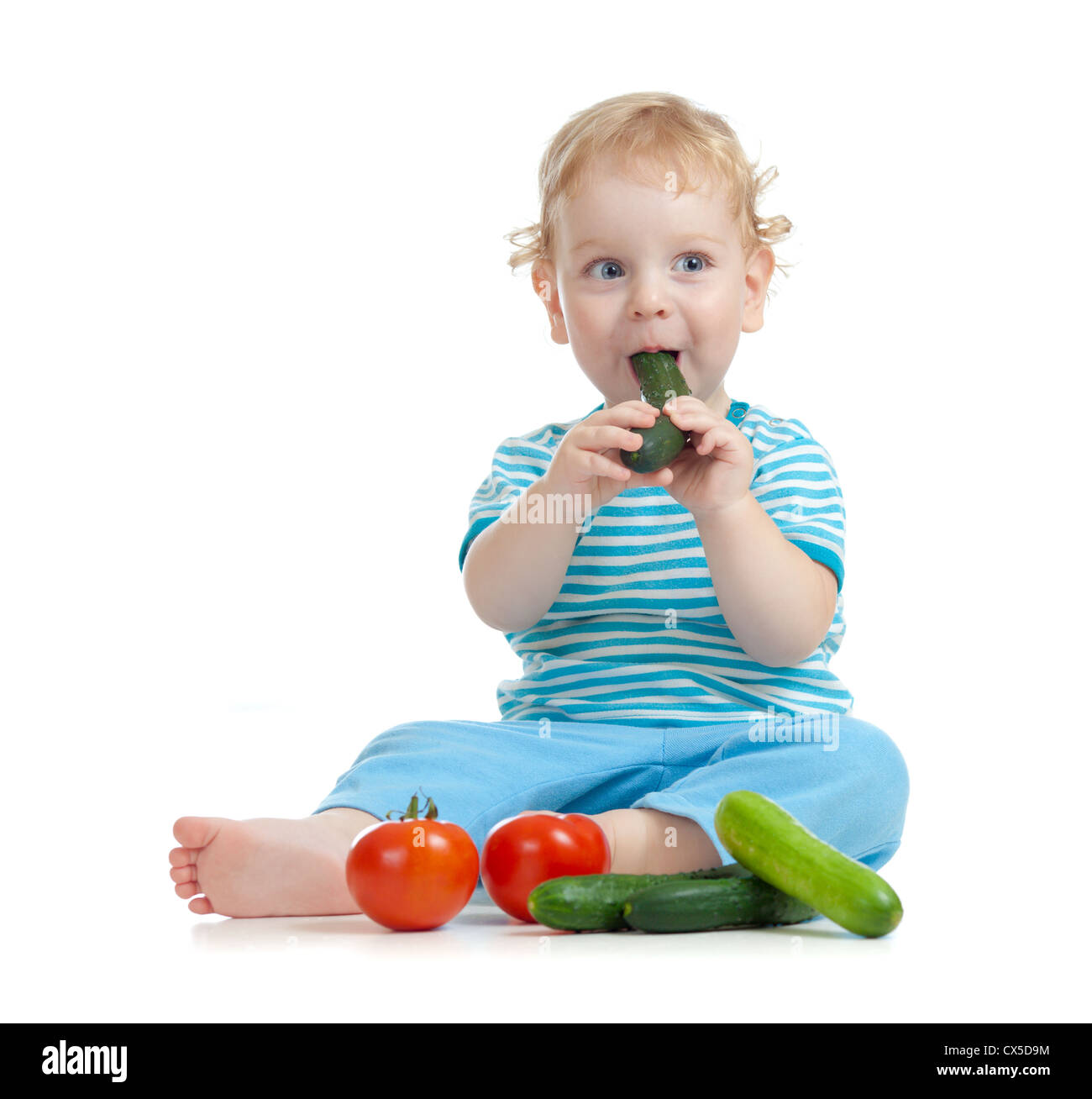 Bambino contento di mangiare cibo sano e verdure isolato Foto Stock