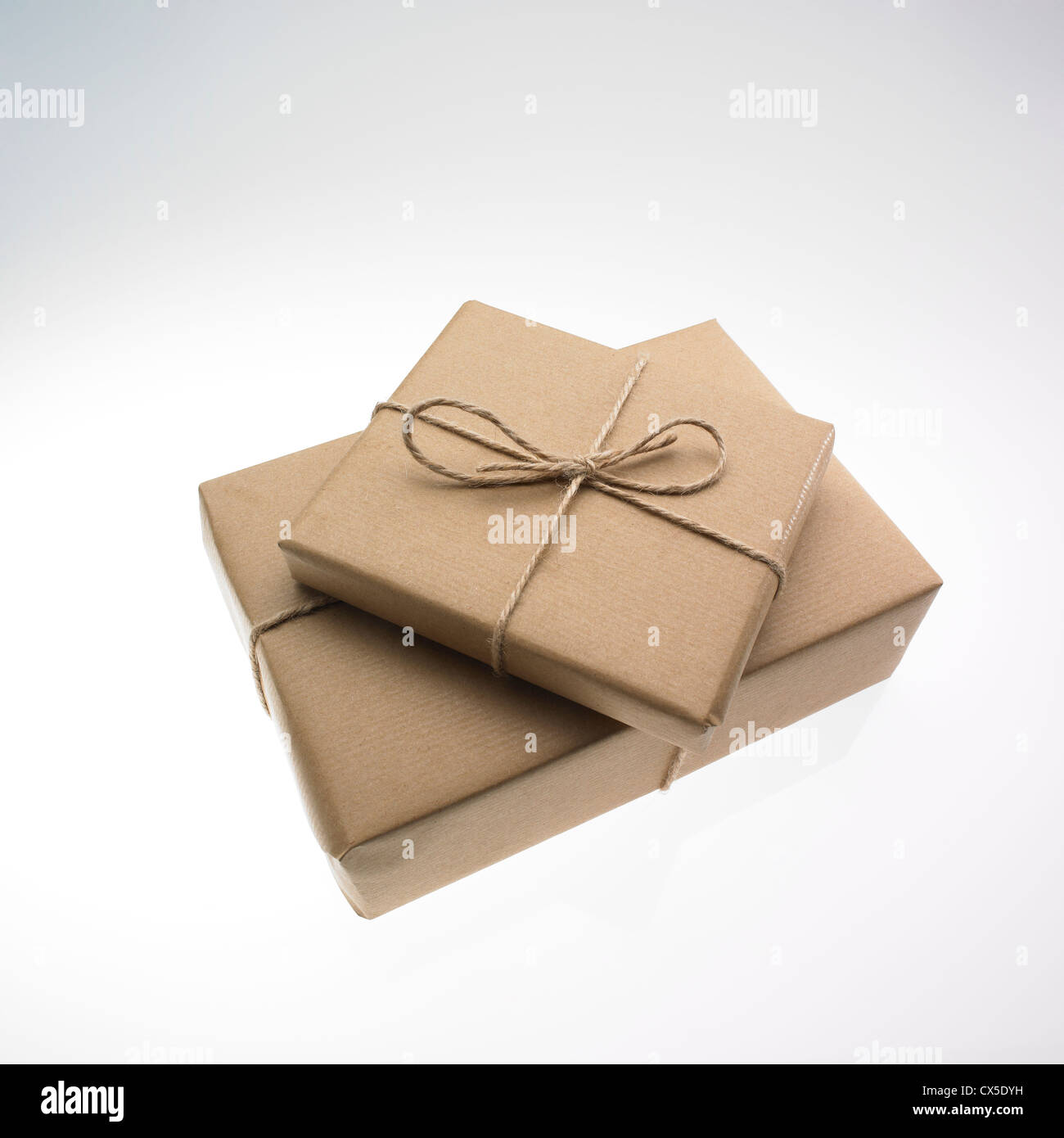 Pacchi di carta marrone legati con lo spago immagini e fotografie stock ad  alta risoluzione - Alamy