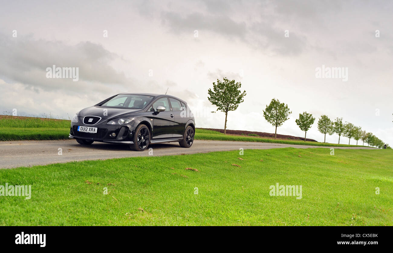 Seat Leon FR+ Supercopa auto sul viale alberato Foto Stock