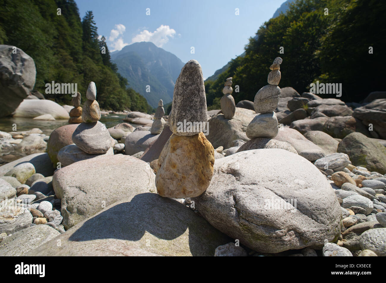 Un gruppo di pietre impilate in alveo della Verzasca Foto Stock