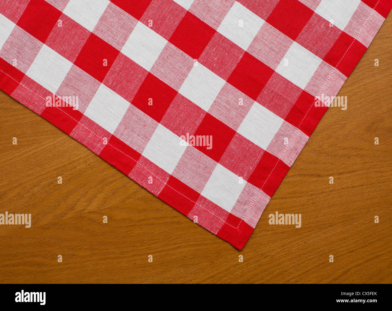 Cucina in legno tabella con rosso Gingham tovaglia Foto Stock