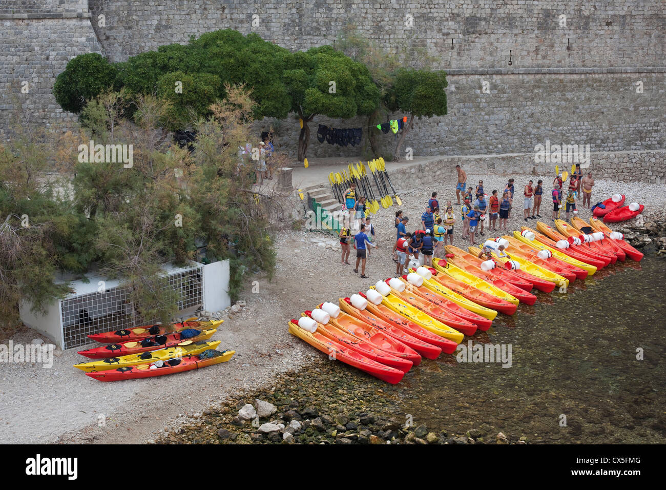 Vista di kayak da mare preparando a vela attorno al paese vecchio di Dubrovnik Foto Stock