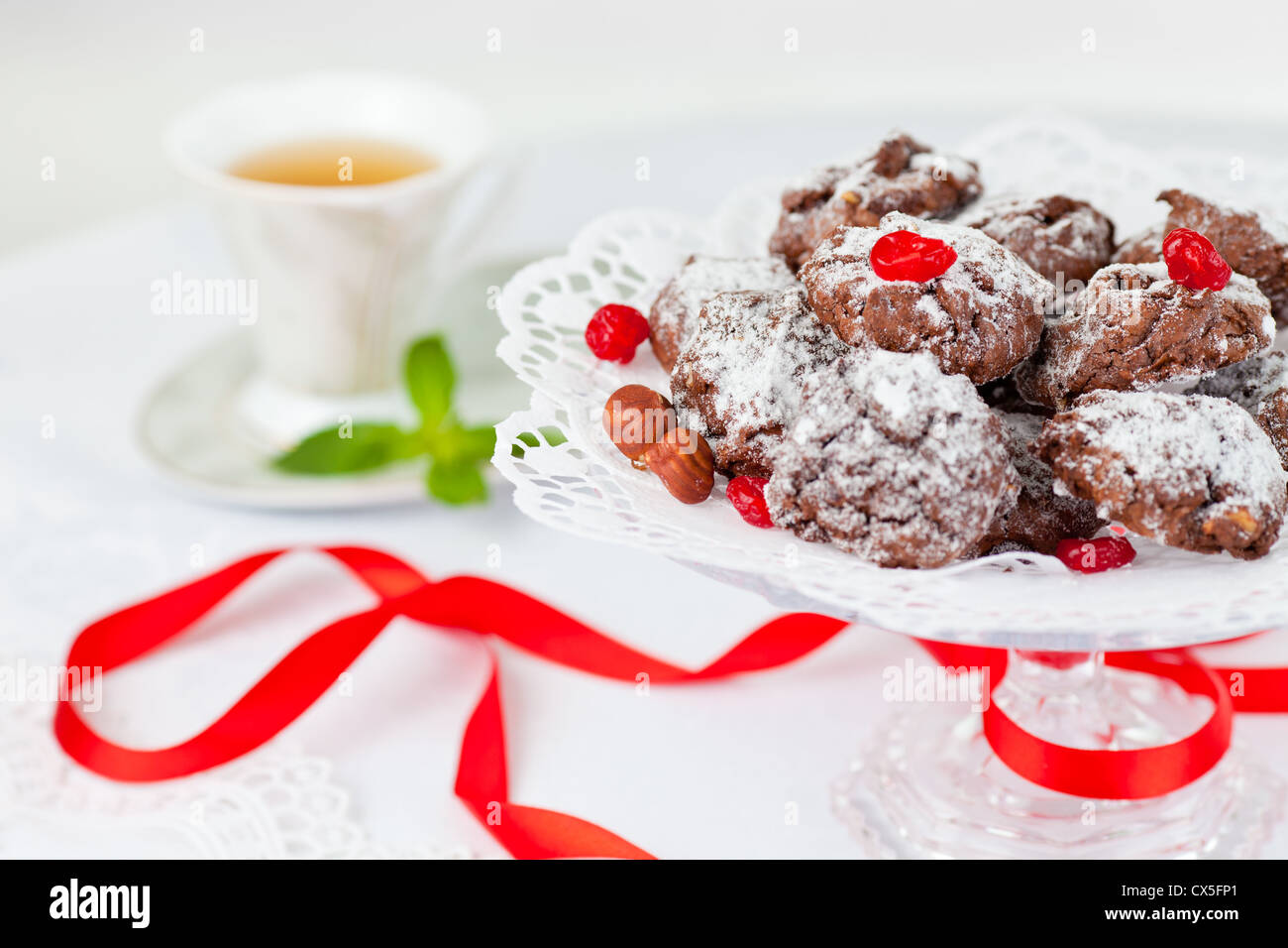 Biscotti dolci con nocciole e mirtilli rossi e la tazza da tè Foto Stock