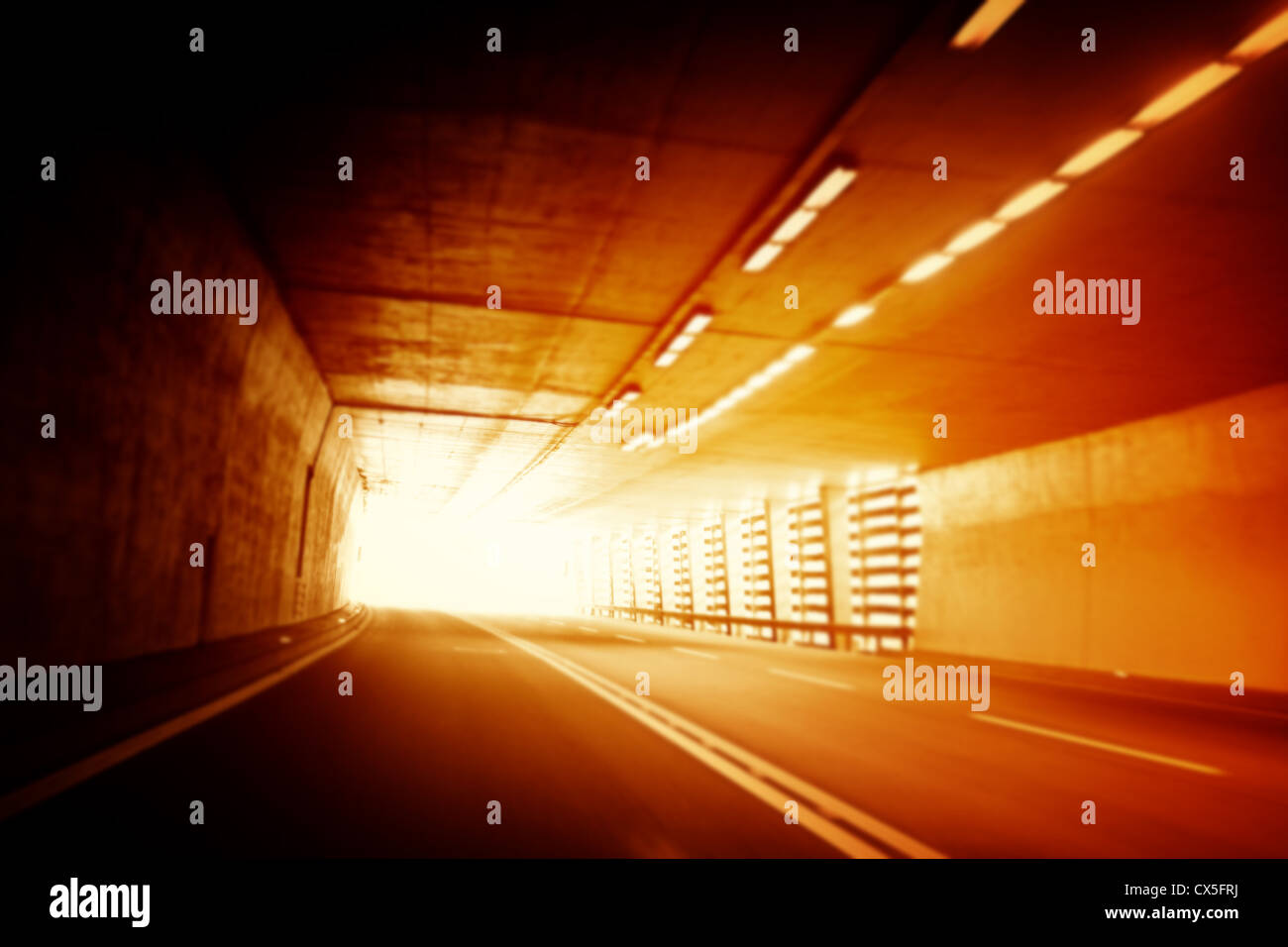 Luci auto sentieri in un tunnel Foto Stock