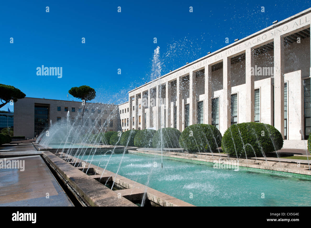Palazzo degli Uffici, Salone delle Fontane, progettato da Gaetano Minnucci.  Quartiere Eur. Roma, Italia Foto stock - Alamy