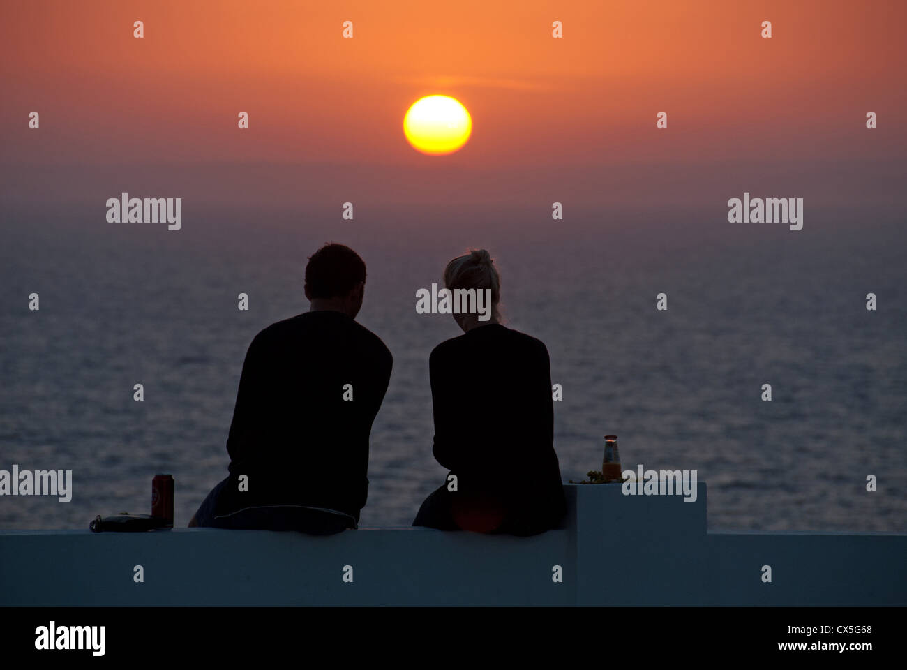ALGARVE, Portogallo. Una giovane coppia stagliano dall'impostazione sun. 2012. Foto Stock