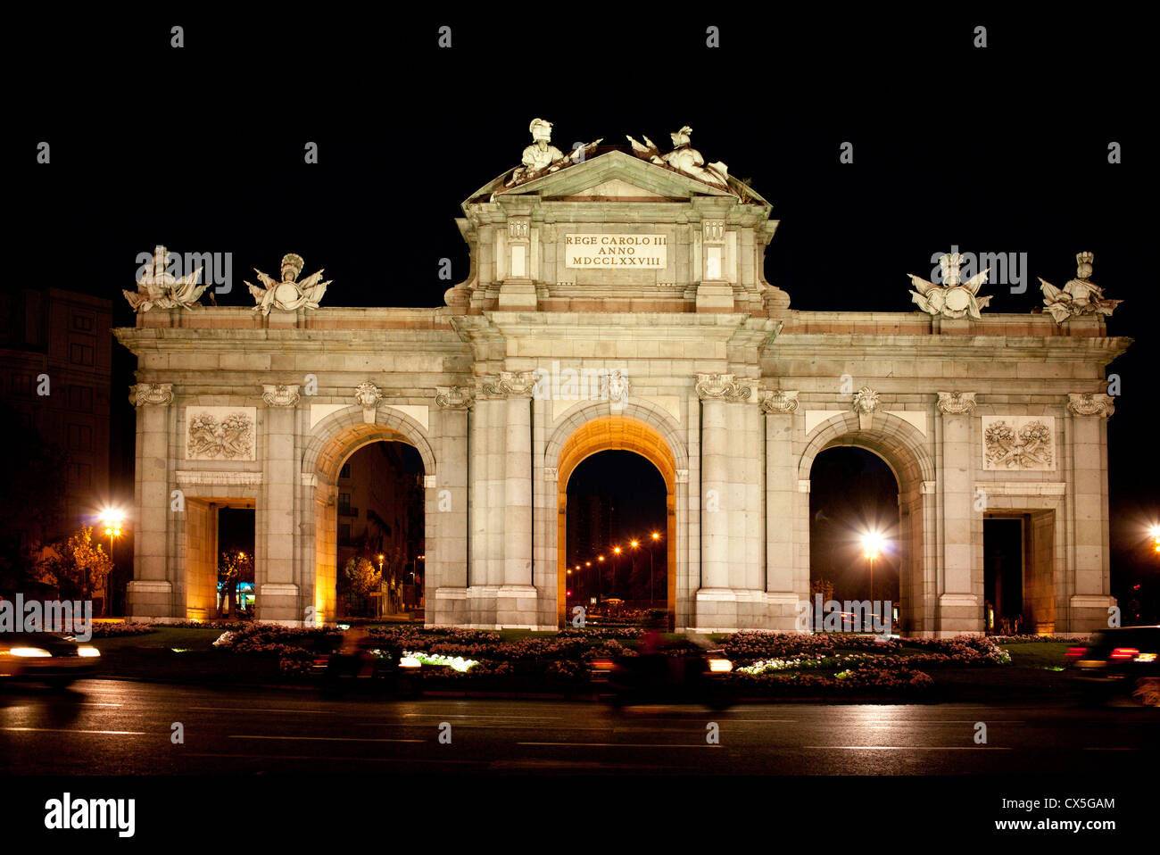 Il Puerta de Alcala, costruita nel 1778 in onore di Carlos il terzo è stato progettato da Sabatini e realizzato in pietra di granito. Foto Stock