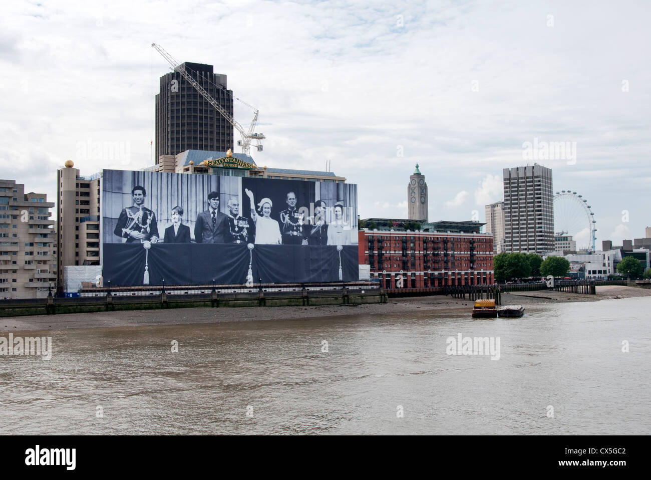 Gigantografia della famiglia reale Sea Containers House, Queens Giubileo 2012, Foto Stock