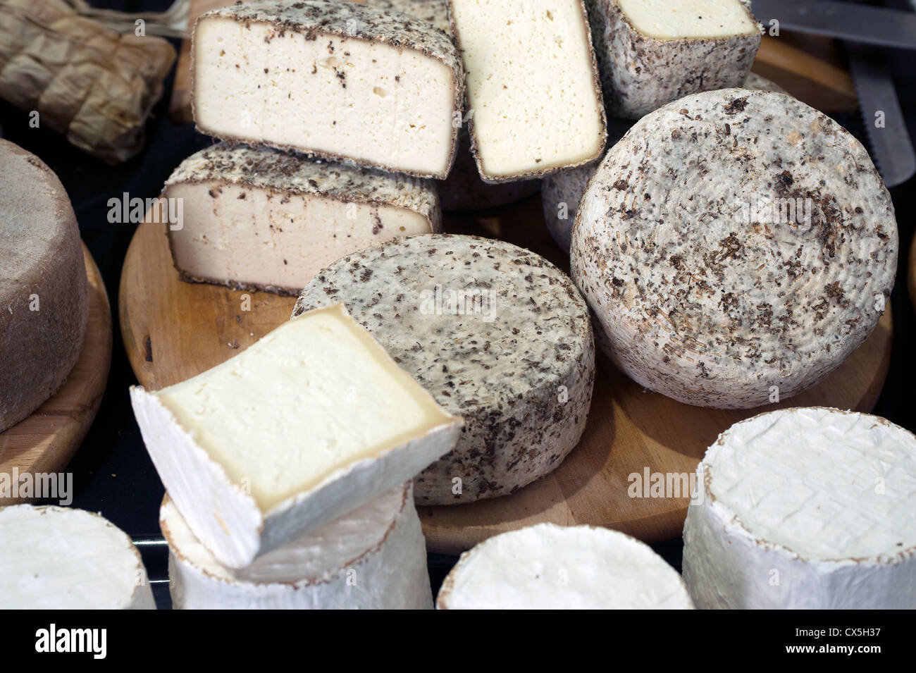 Formaggi italiani sul display in un mercato alimentare. Roma, Italia Foto Stock