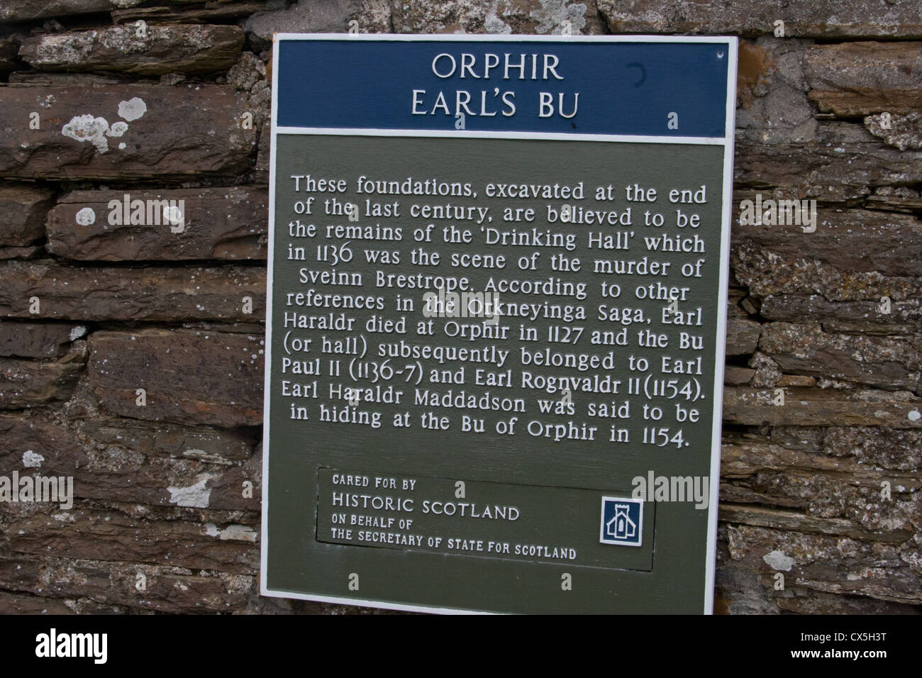 Questa è una lapide sulla parete della Orphir Earl's BU o hall che è stata la scena di omicidio di Sveinn Brestrope nel 1136. Foto Stock