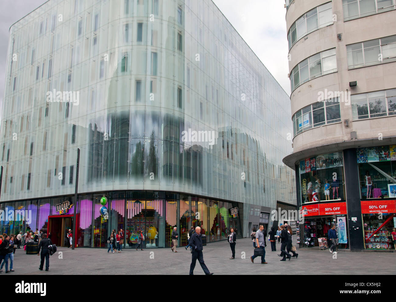 Leicester Square tribunale svizzero e negozi - London REGNO UNITO Foto Stock