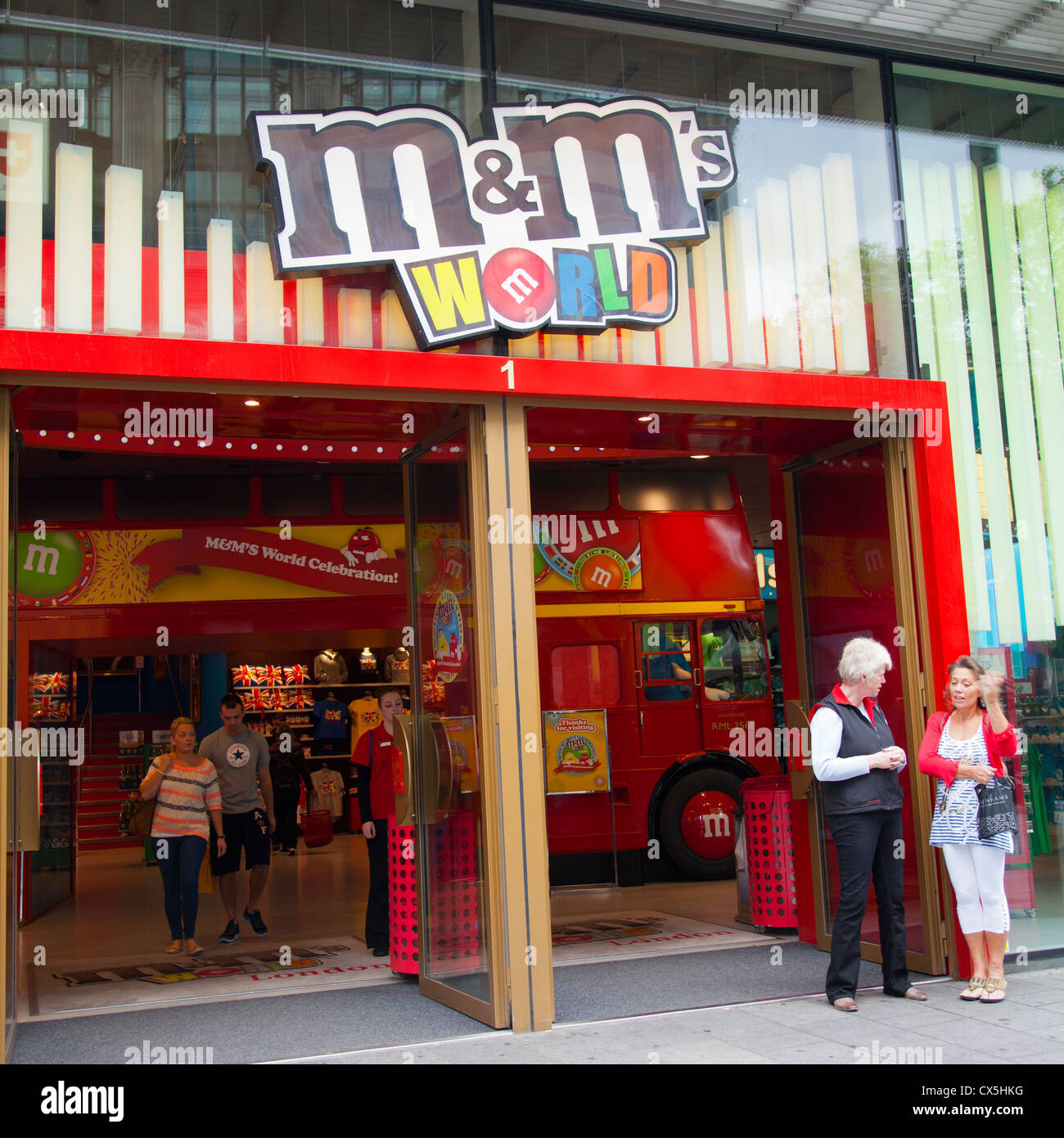 M&M Mondo in Leicester Square al tribunale svizzero edificio - London REGNO UNITO Foto Stock