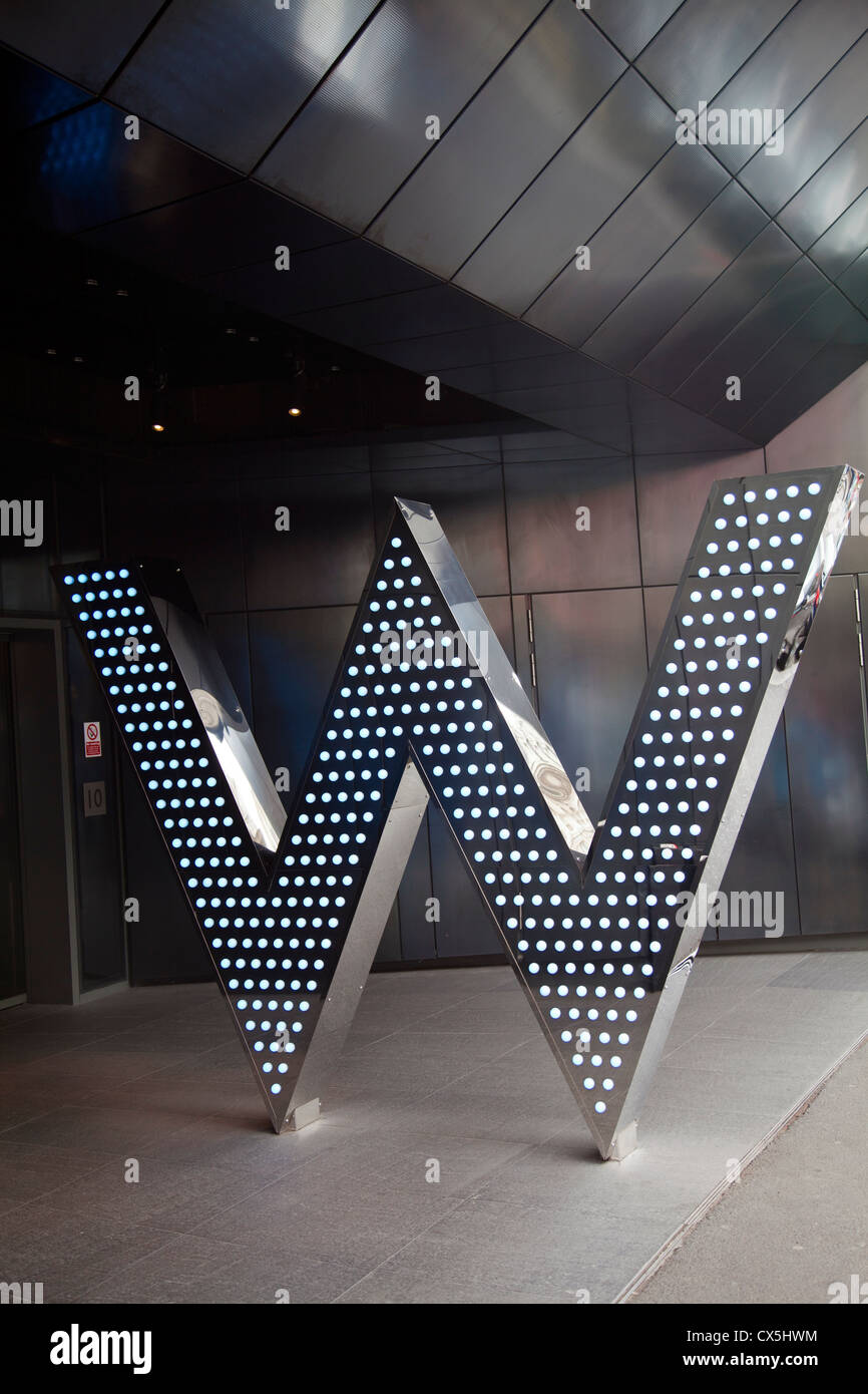 W logo in ingresso al W Hotel in Leicester Square sulla Wardour Street - London REGNO UNITO Foto Stock