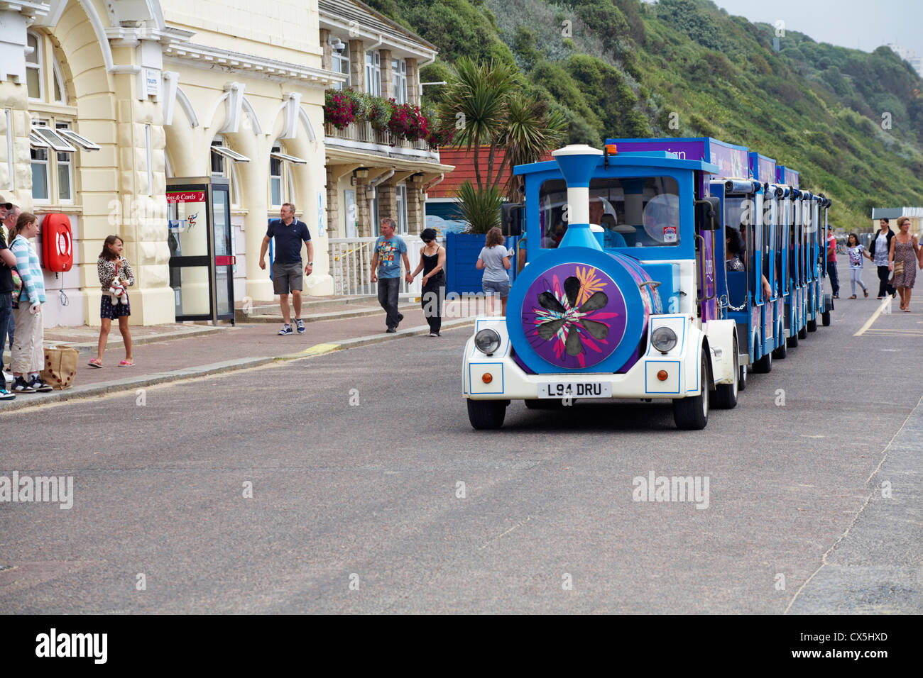 Landtrain viaggiando lungo la passeggiata tra Boscombe e Bournemouth in agosto Foto Stock