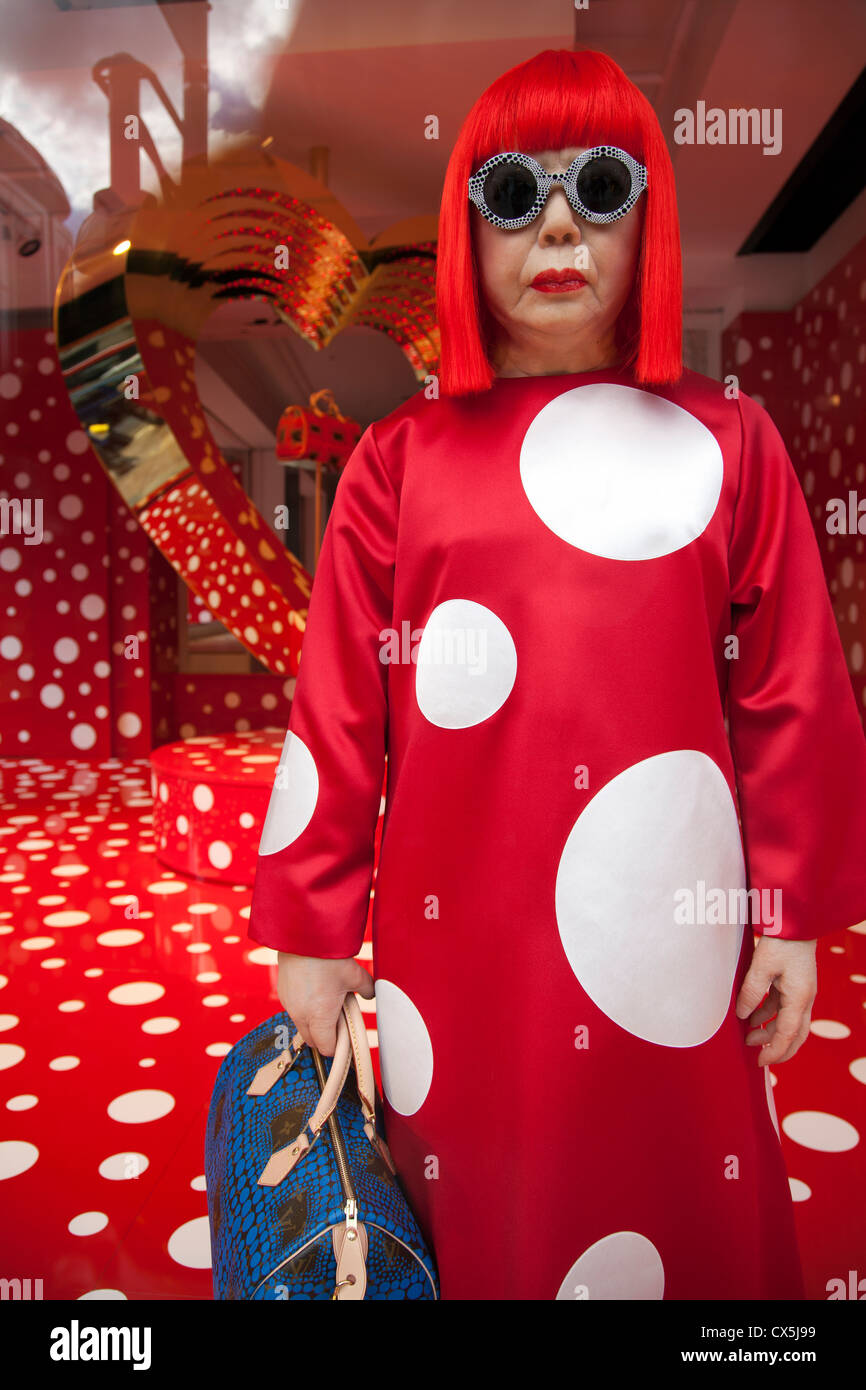 Selfridges Comune di finestra di visualizzazione tra Louis Vuitton e artista Yayoi Kusama - London Regno Unito - Waxwork figura Foto Stock