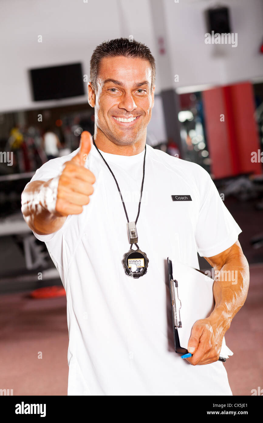 Maschio professionale scuola di sport coach dando pollice in alto Foto Stock