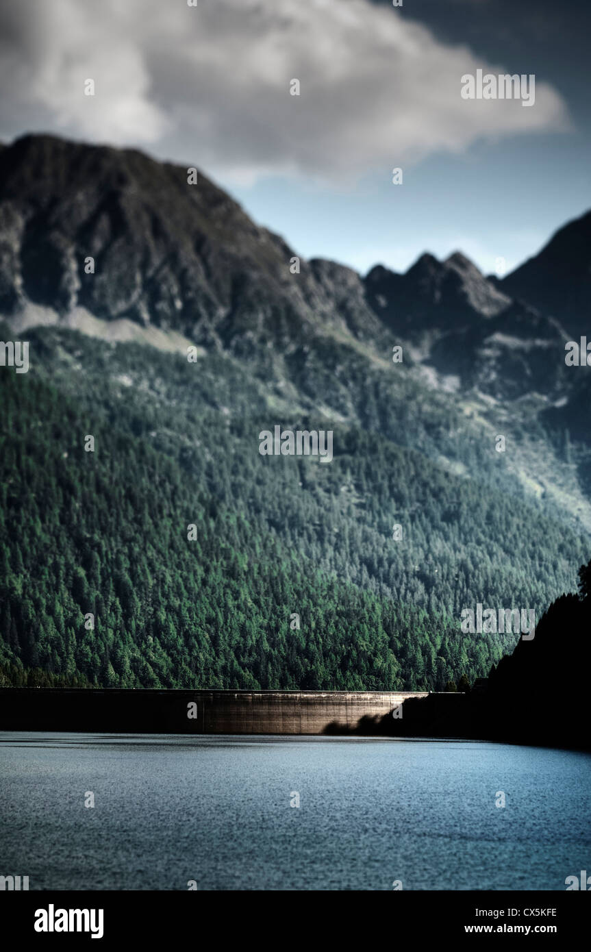 Paesaggio di montagna. Diga. Valle Maggia, Svizzera Foto Stock