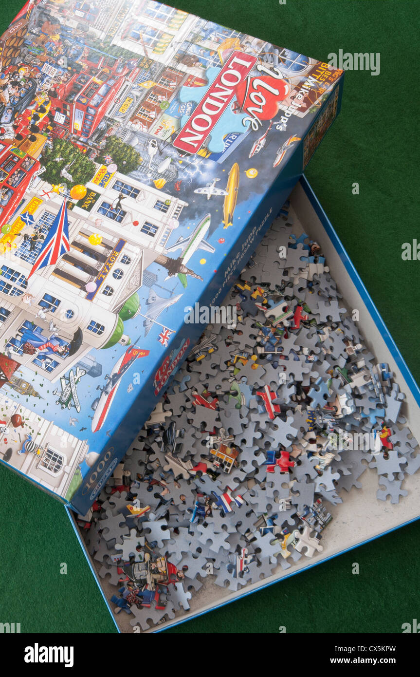 Puzzle di pezzi in una scatola aperta Foto Stock