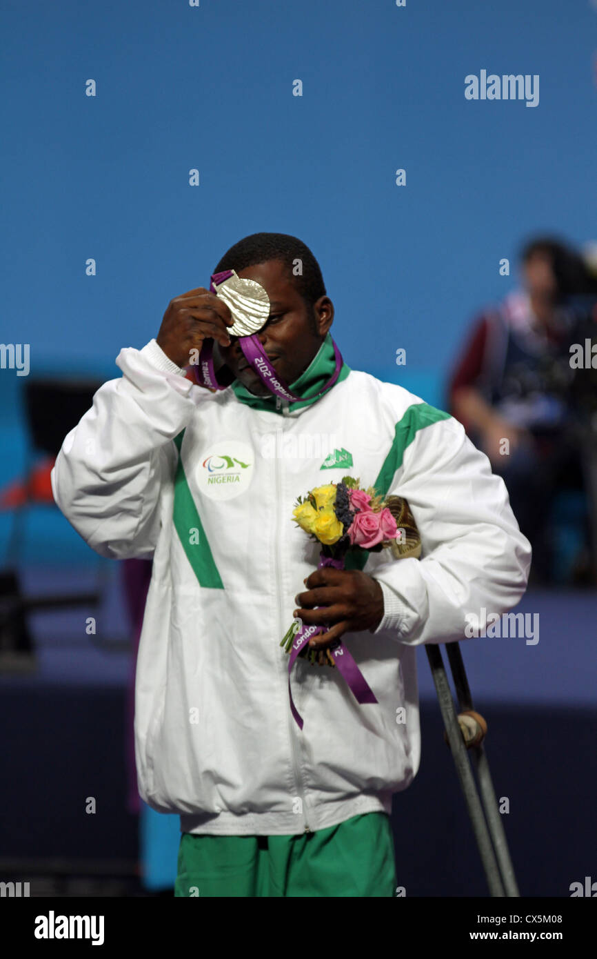 Anthony Ulonnam della Nigeria vincendo la medaglia d'argento nella mens 56kg powerlifting concorrenza a Londra 2012 Paralimpiadi Foto Stock