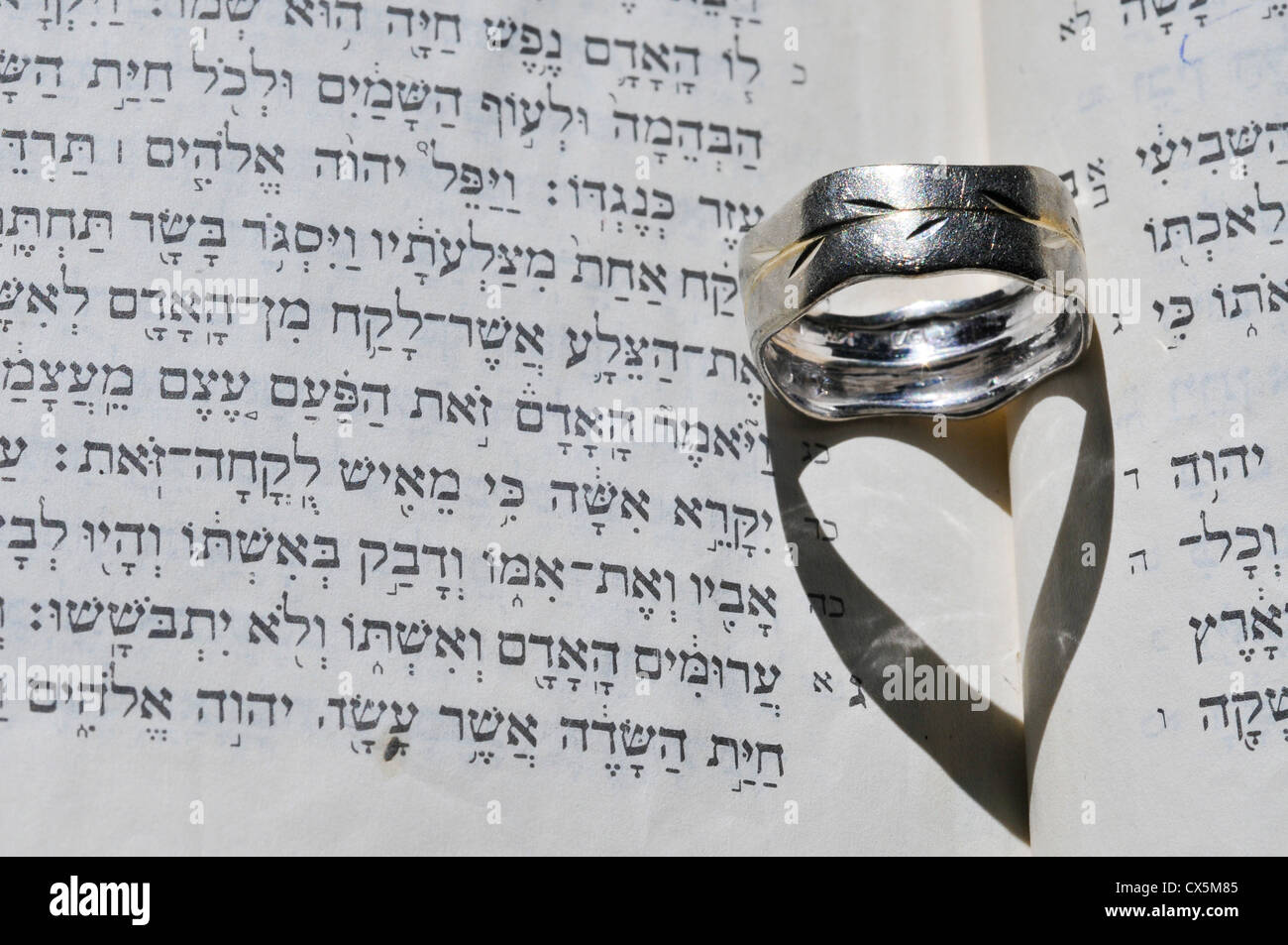 Ebraico il concetto di matrimonio anello di nozze sul testo ebraico (Ketubah) Foto Stock