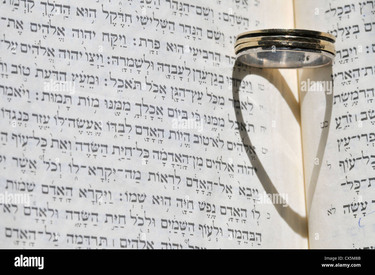 Ebraico il concetto di matrimonio anello di nozze sul testo ebraico (Ketubah) Foto Stock