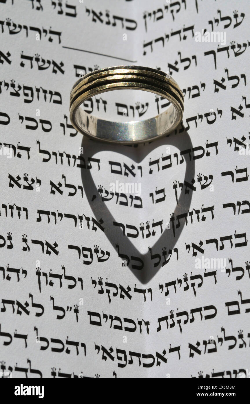 Ebraico il concetto di matrimonio anello di nozze sul testo ebraico (Ketubah) Foto Stock