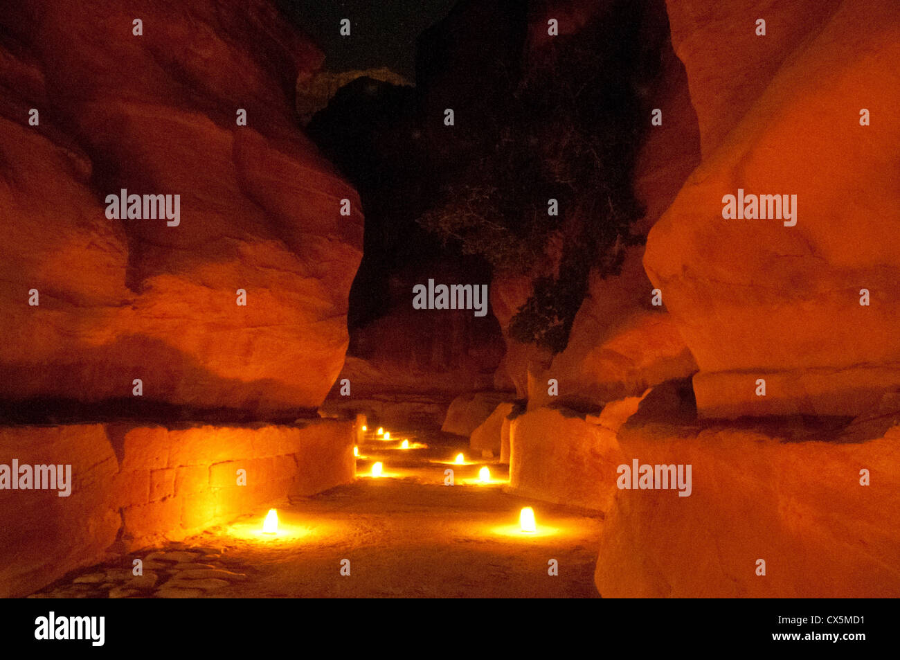 Lo spettacolo notturno in Giordania la antica città di Petra. Foto Stock