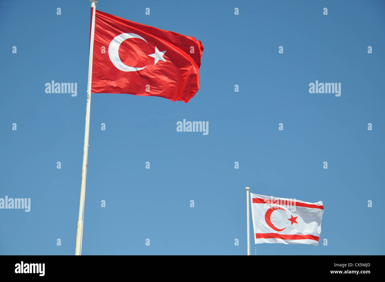 Bagno turco e la Repubblica turca di Cipro del Nord bandiera contro un cielo blu Foto Stock