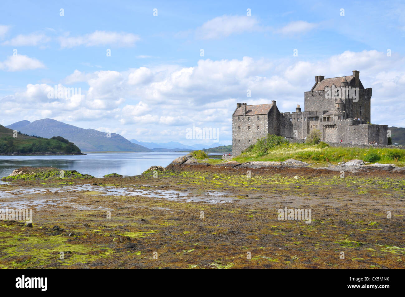 Eilean Donan Castle a bassa marea Foto Stock
