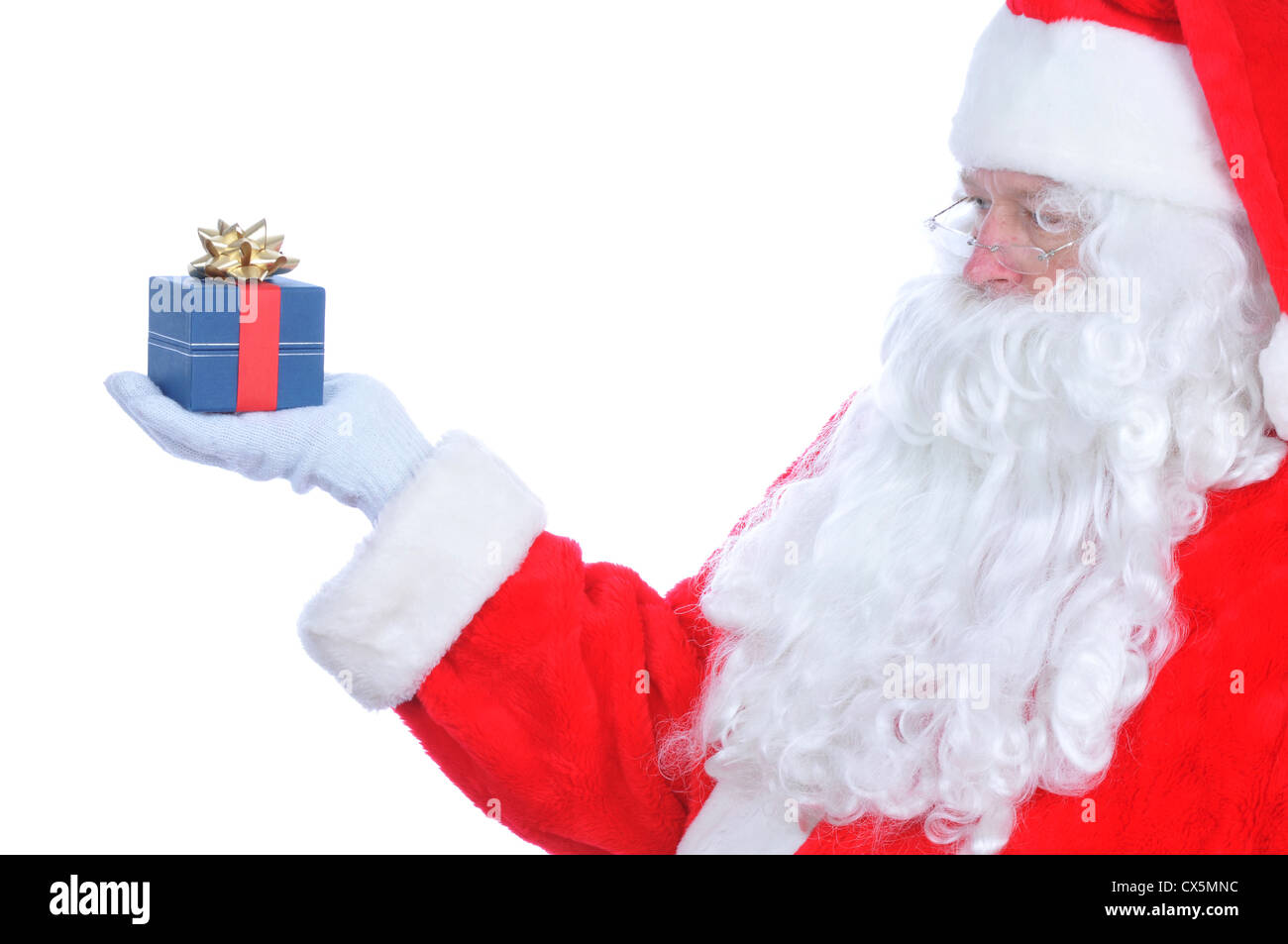 Profilo di Babbo Natale con la presente sulla sua mano protesa, isolato su bianco Foto Stock