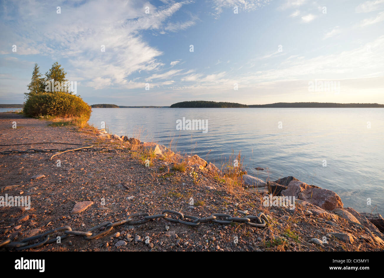 Nero Catena navi sulla costa del Lago Saimaa, Finlandia Foto Stock