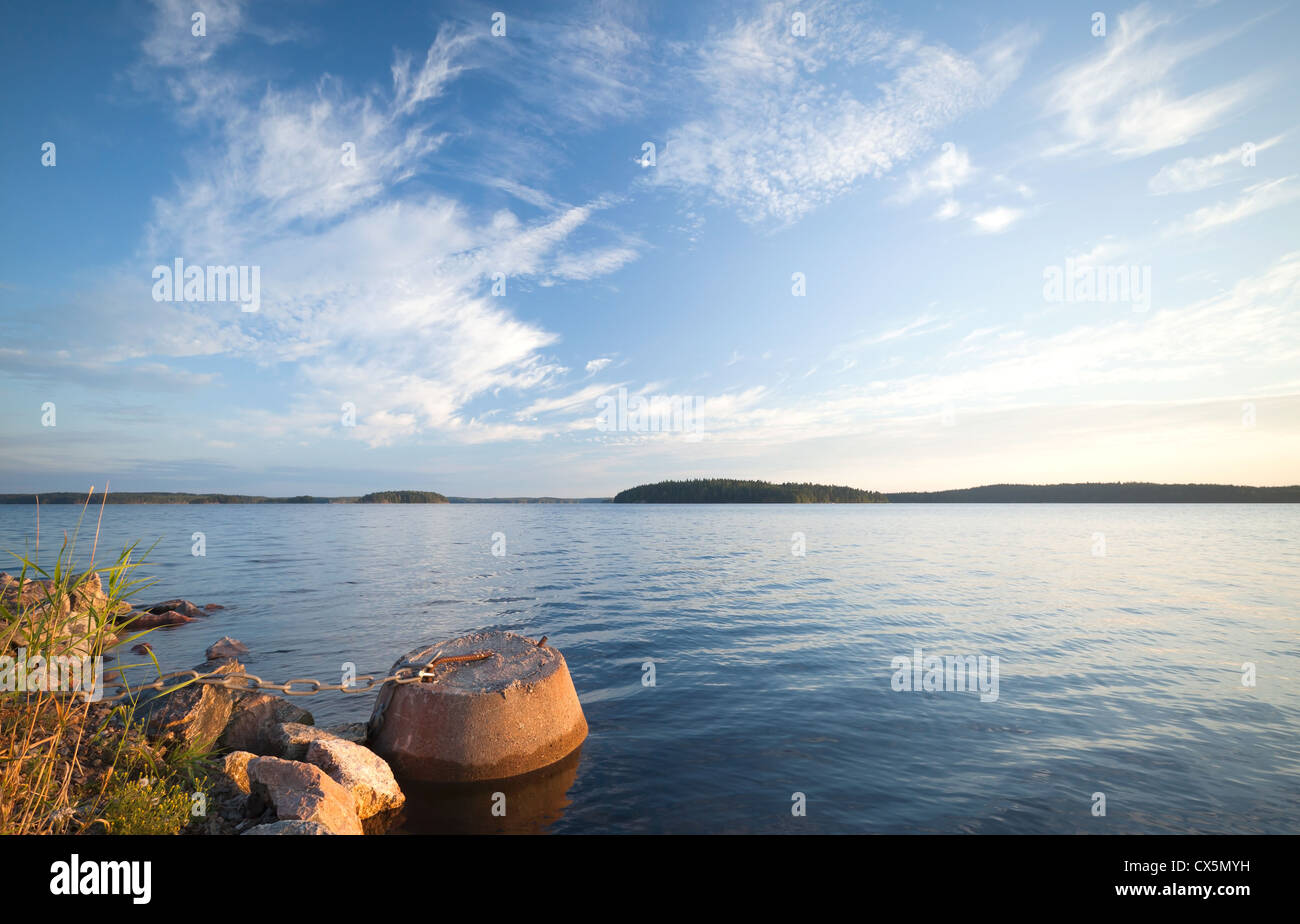 Calcestruzzo bollard ormeggio con catena di navi sulla costa del Lago Saimaa in Finlandia Foto Stock