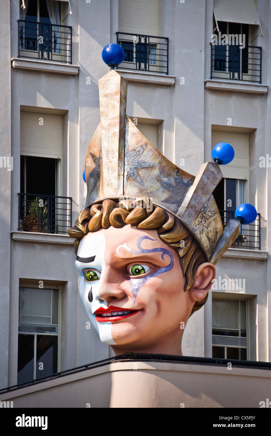 Testa di clown statua sulla Promenade des Anglais (Passeggiata in inglese) - Nizza, Francia Foto Stock