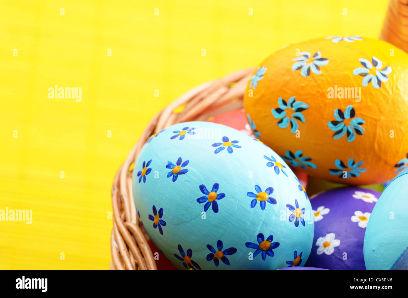 Cesto di Pasqua decorate con uova artigianali Foto Stock