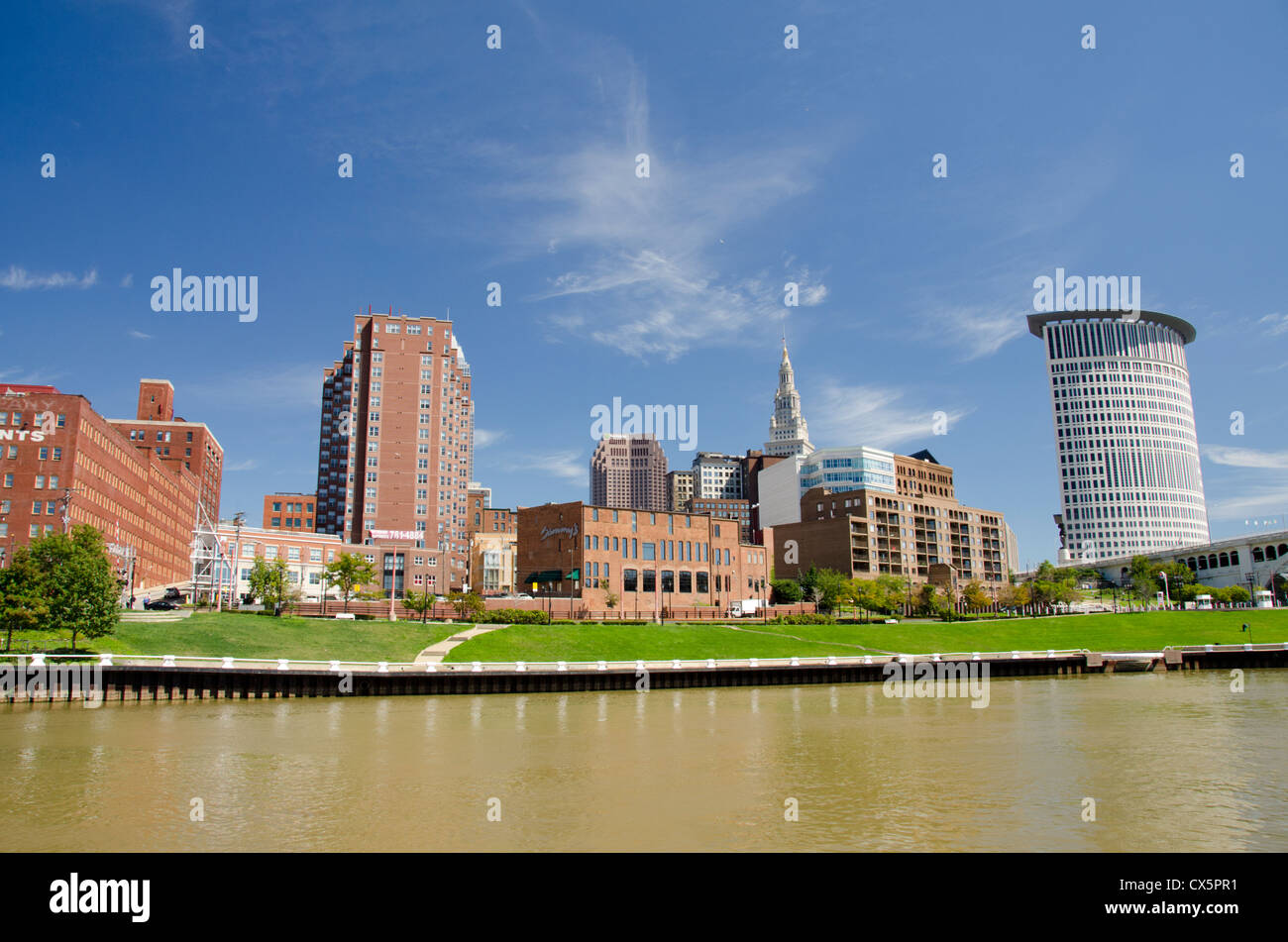 Ohio, Cleveland. Fiume Cuyahoga vista dello skyline del centro di Cleveland dal " Appartamenti " Foto Stock