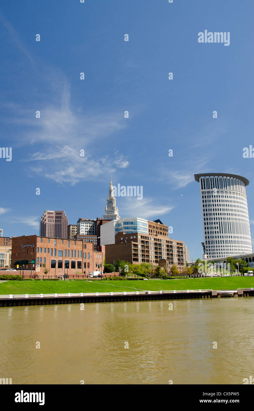 Ohio, Cleveland. Fiume Cuyahoga vista dello skyline del centro di Cleveland dal " Appartamenti " Foto Stock