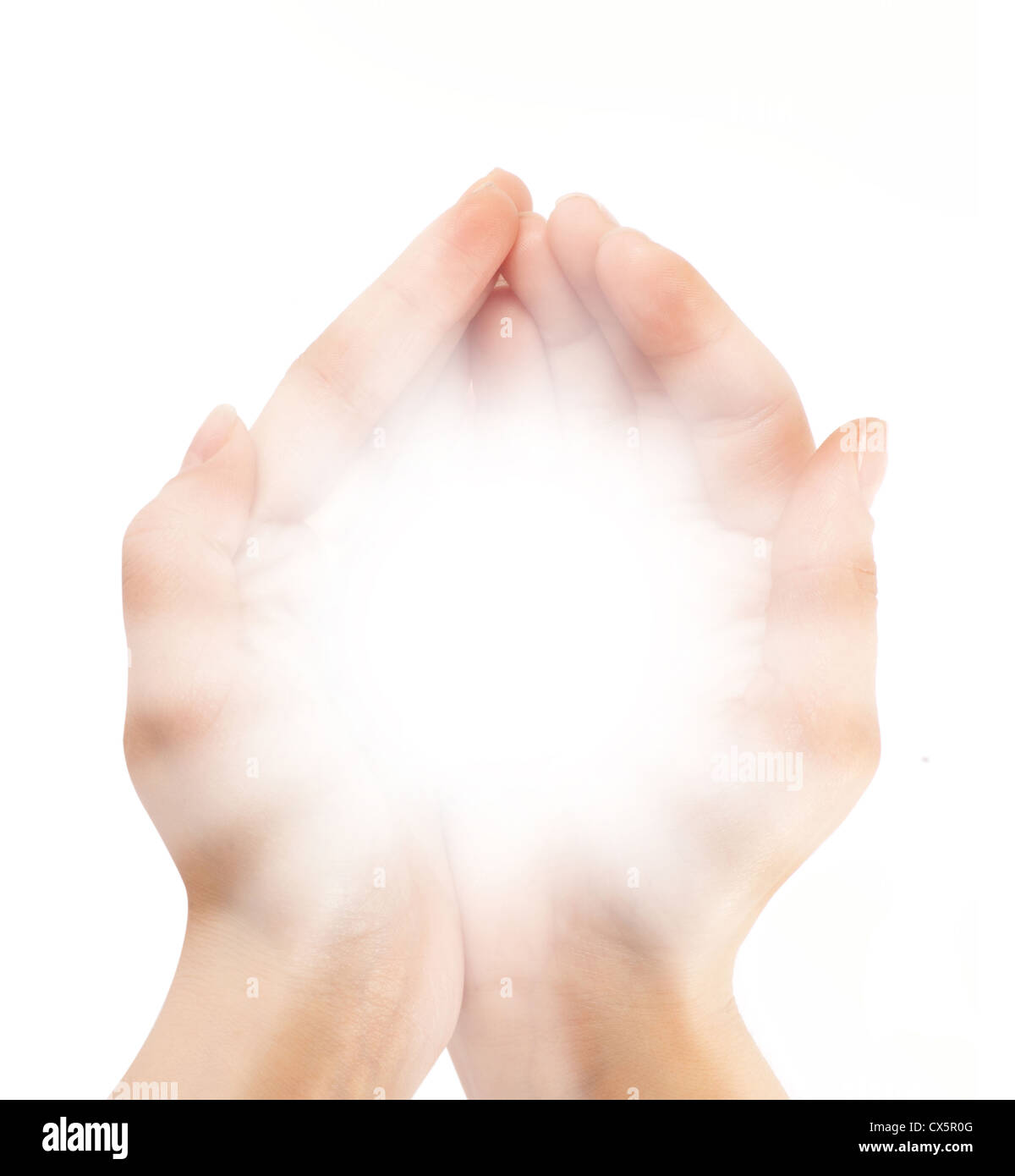 Mani femminili tenendo un brillante brillare nel buio Foto Stock