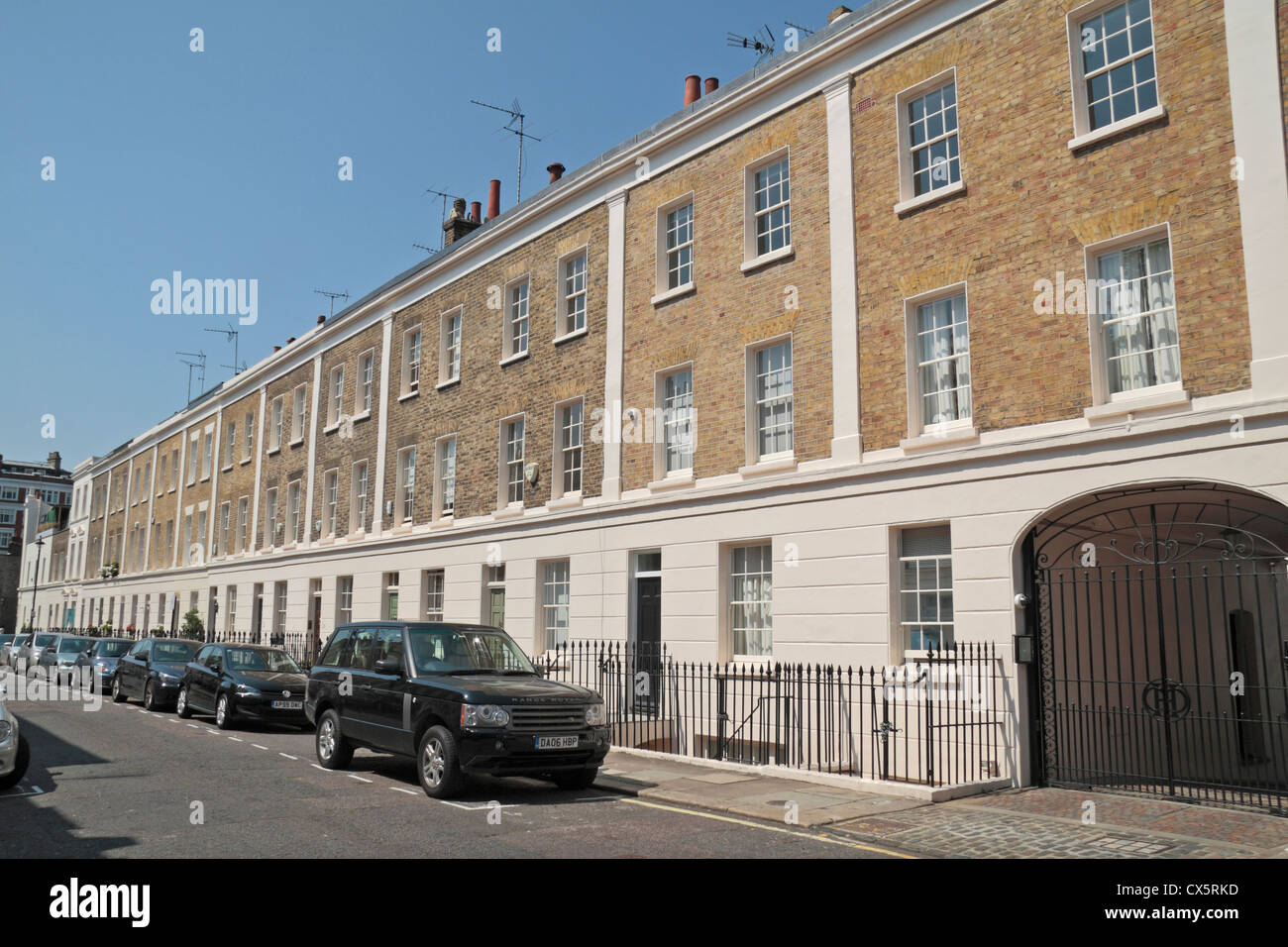 Vista generale lungo Caroline Terrace, London, SW1, Regno Unito Foto Stock