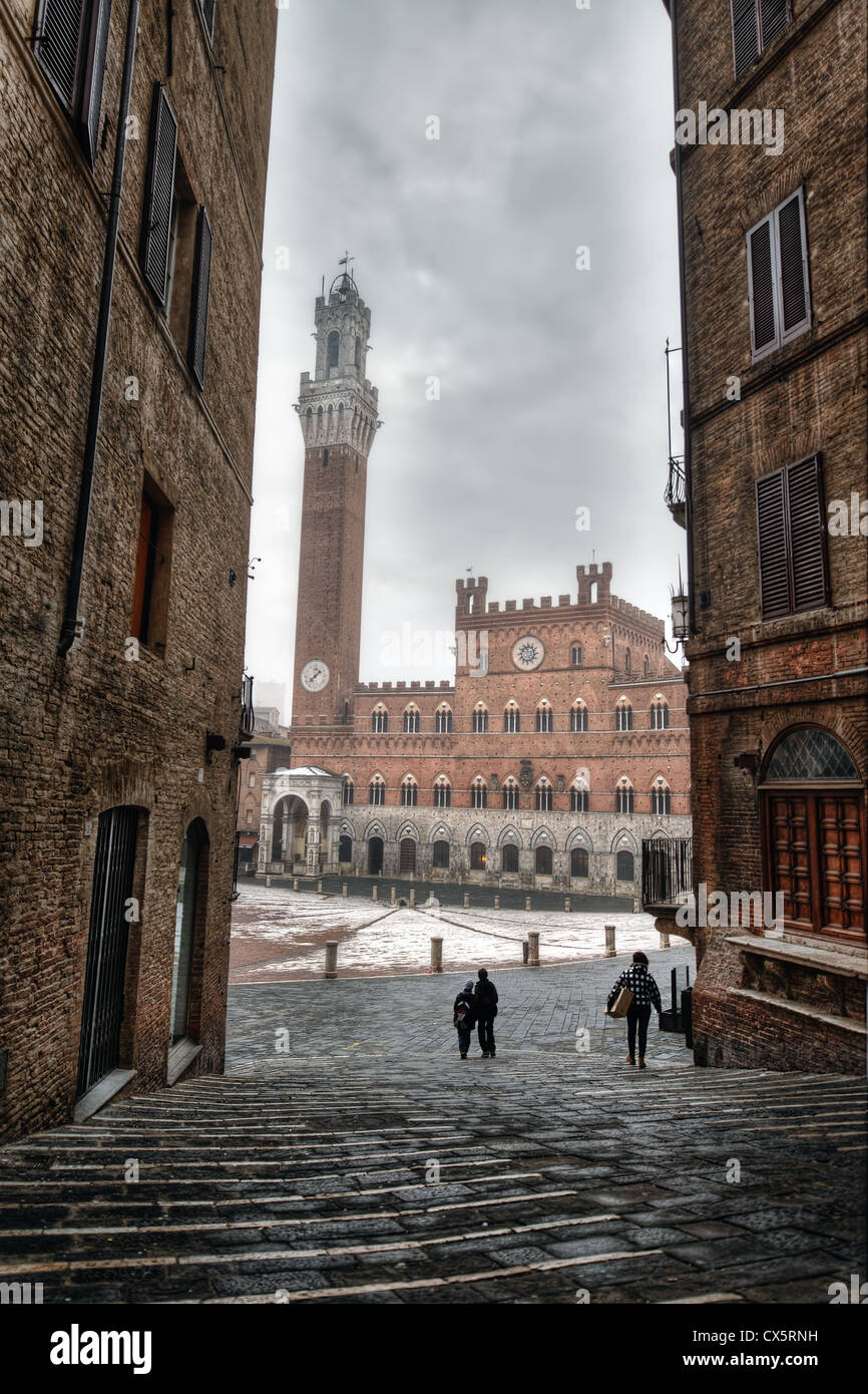 Una vista della Torre del Mangia in un freddo inverno mattina in Piazza del Campo nella vecchia città toscana di Siena, Italia Foto Stock