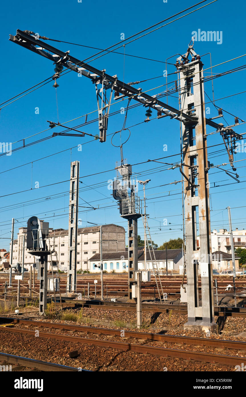 Tettuccio elettrico treno ferroviario alimentazione - Francia. Foto Stock