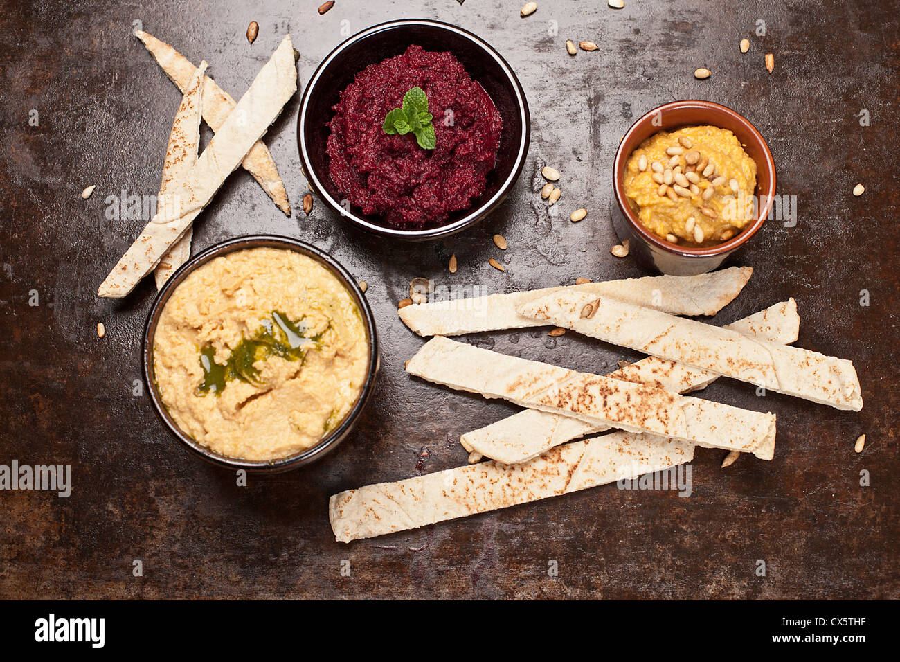 Arrosto di peperone e peperoncino Hummus, , la barbabietola e menta, dip Butternut tahini dip Foto Stock