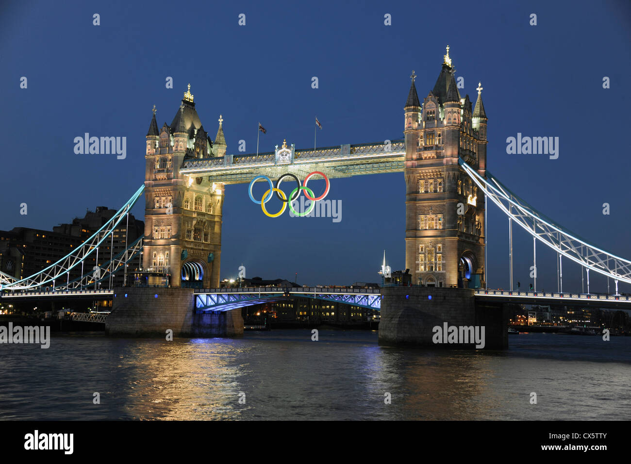 Gli anelli olimpici visualizzato sul ponte della torre durante il London 2012 Giochi Olimpici. Foto Stock