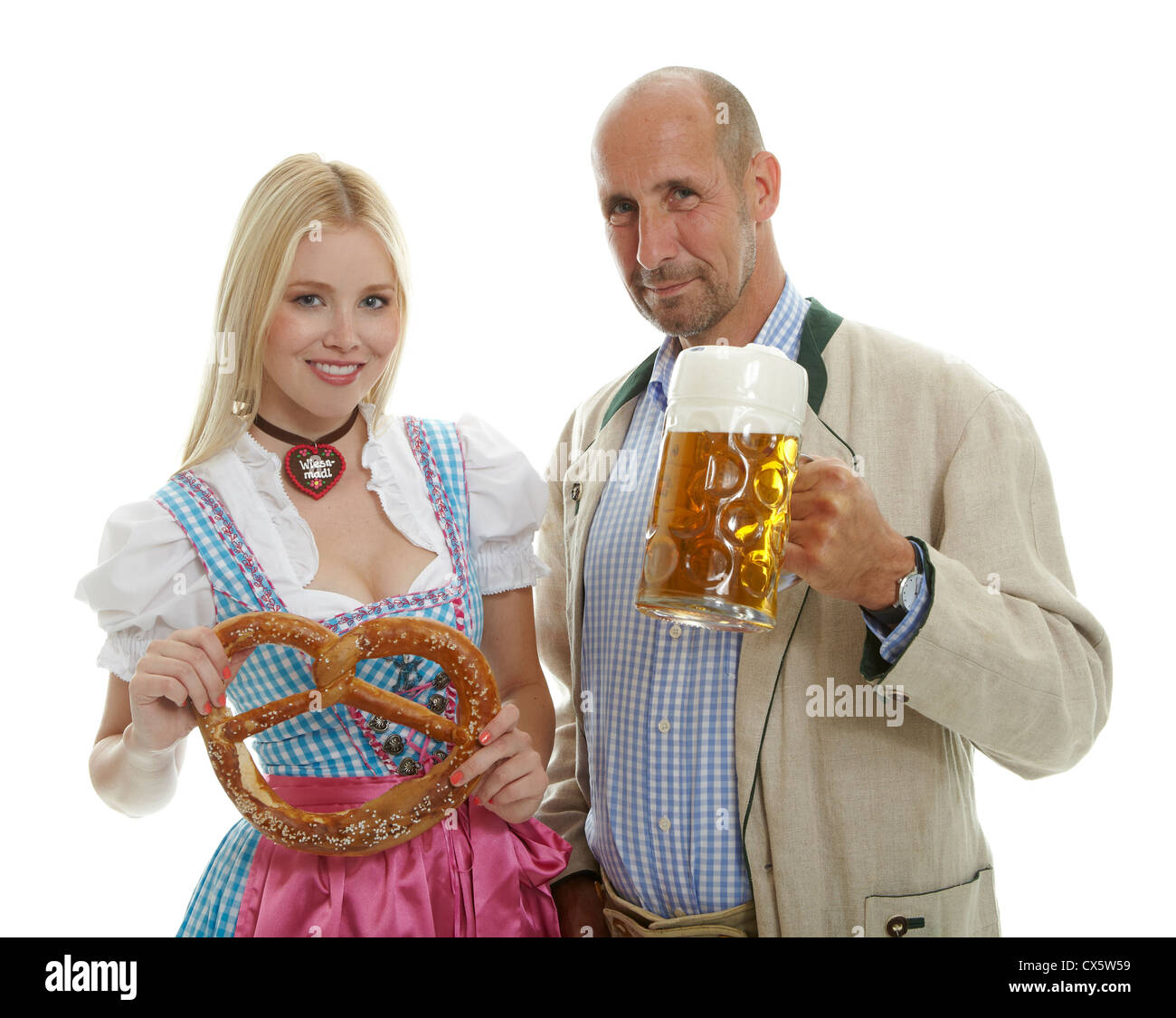 Donna in Dirndl e uomo in pantaloni di cuoio Foto Stock