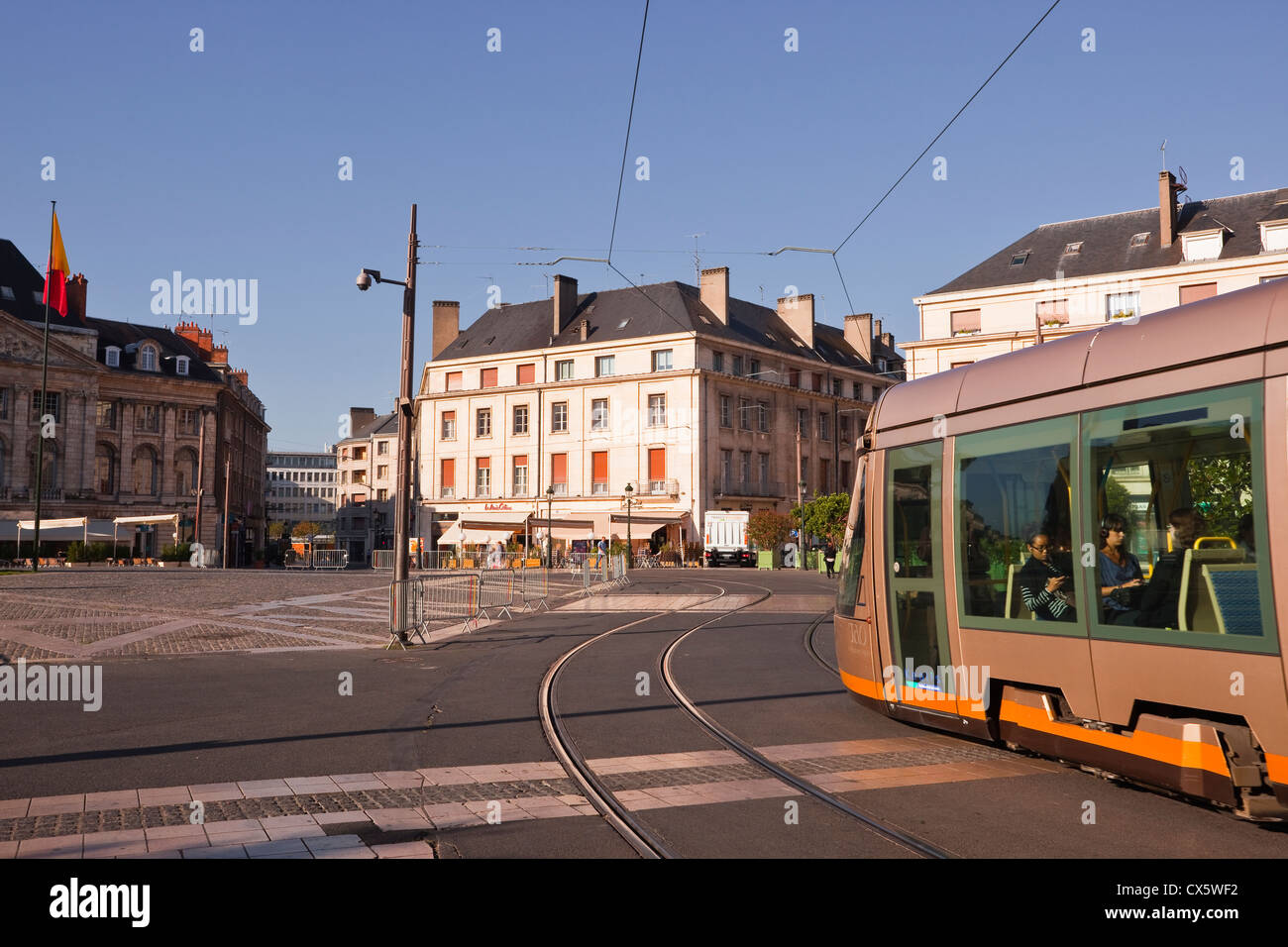 Il tram passa attraverso Place du Martroi nel centro di Orleans, Francia. Foto Stock