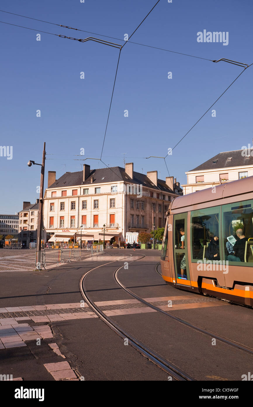 Il tram passa attraverso Place du Martroi nel centro di Orleans, Francia. Foto Stock